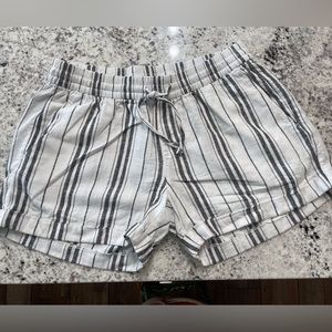 Old Navy black and white striped short linen